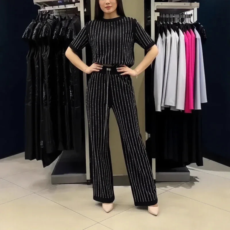 Night Line Eleganz™ Set mit Vertikalen Glanzstreifen, Leicht Verkürztem Oberteil und Weit Geschnittener Hose / Selbstbewusster Stil für Frauen mit Präsenz und Ausstrahlung!