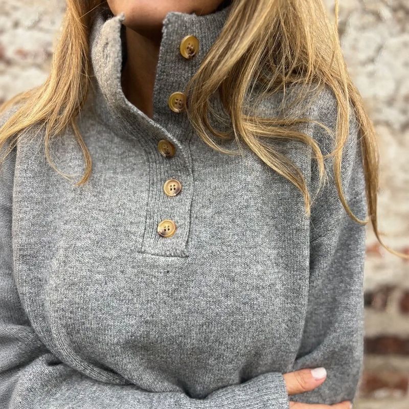 Premium-Strickpullover für Damen mit Rollkragen und eleganten Knöpfen / Warm und raffiniert minimalistisch!