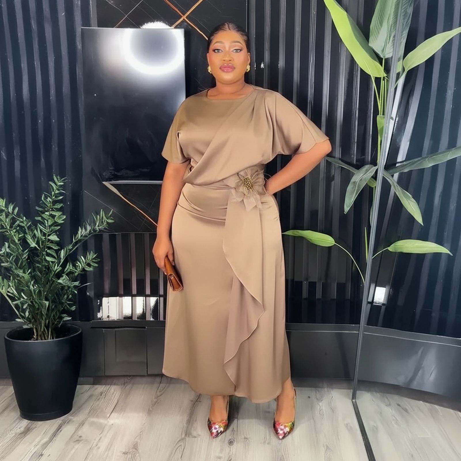 Seraphine™-Kleid aus satiniertem Krepp mit skulpturaler Blume an der Taille / Dezente Eleganz für Momente, die Präsenz erfordern!