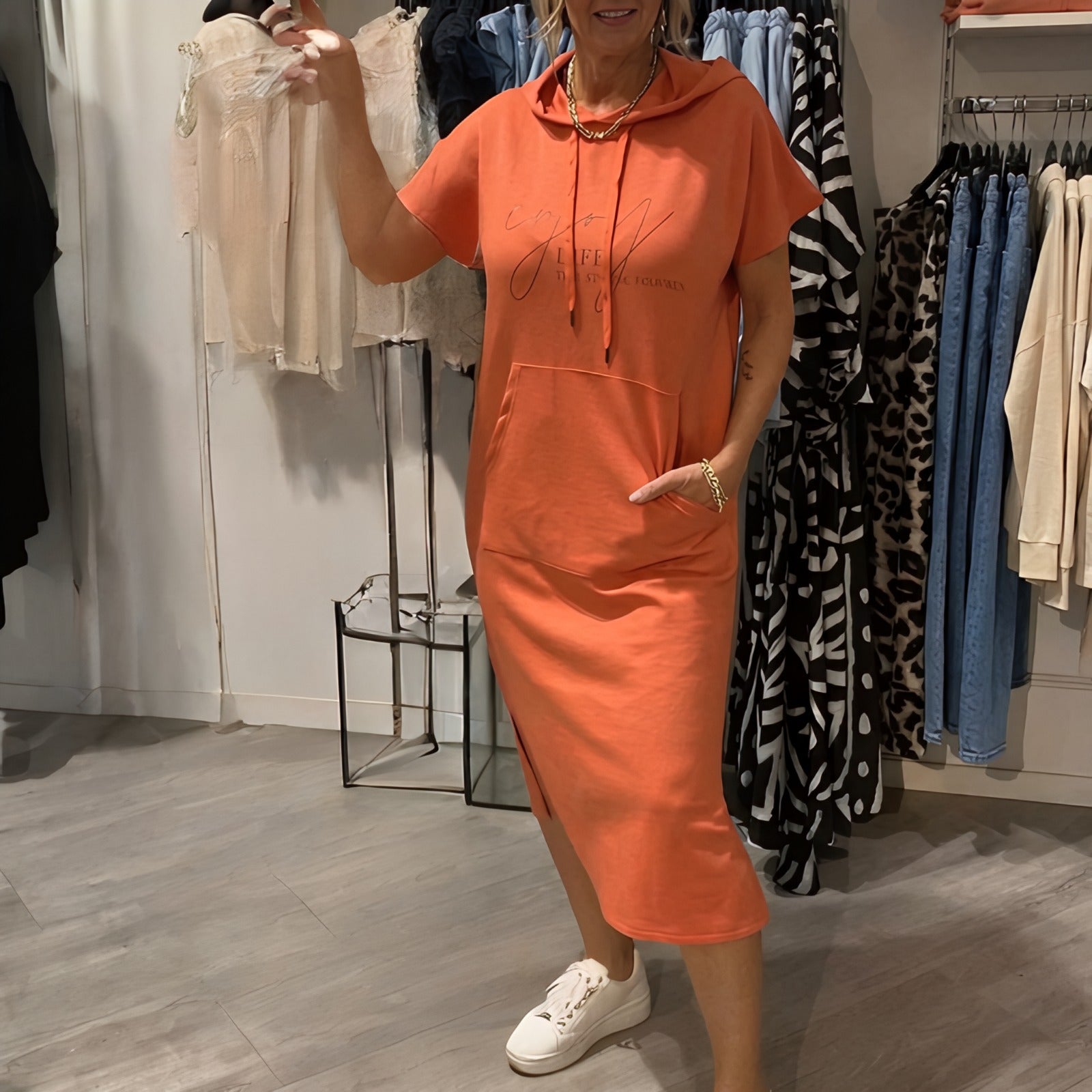 Nora™ Kleid mit Kapuze und funktionaler Fronttasche