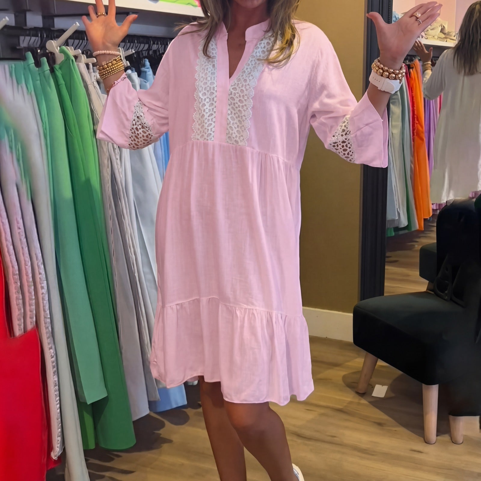 Hazel™ Kleid mit Lochspitzen Details und Rüschensaum