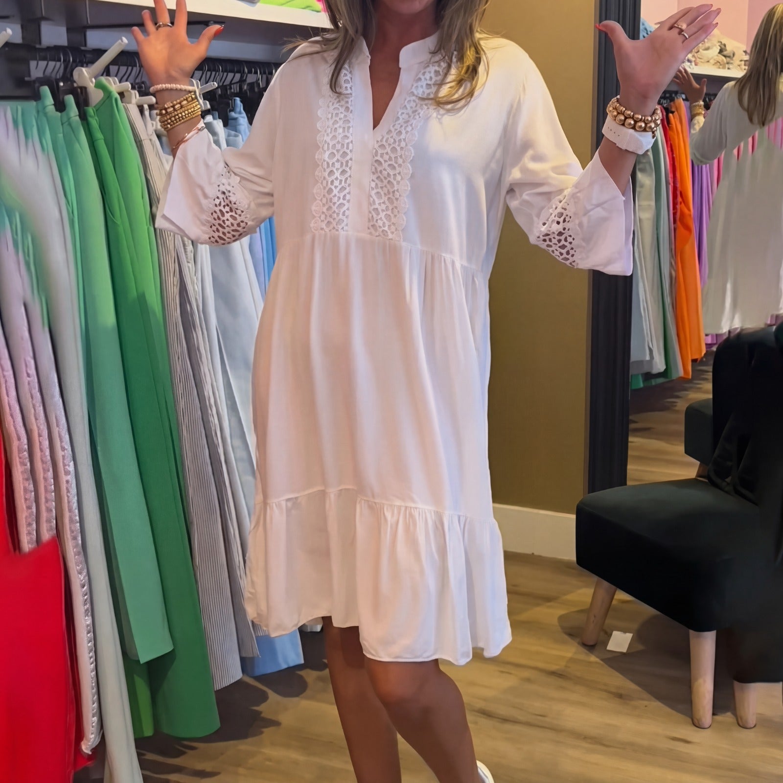 Hazel™ Kleid mit Lochspitzen Details und Rüschensaum