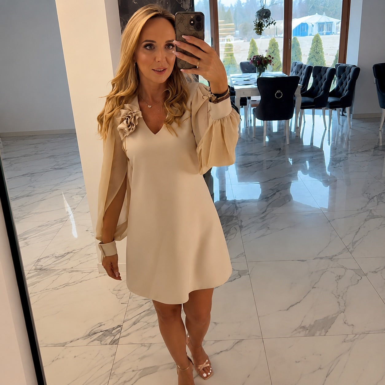 Oriana™ Kleid mit Dekorativer Blüte und Puffärmeln