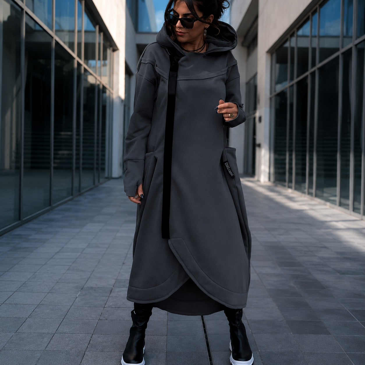 Kleid Malva™ mit asymmetrischem Reißverschluss, Kapuze und aufgesetzten Taschen