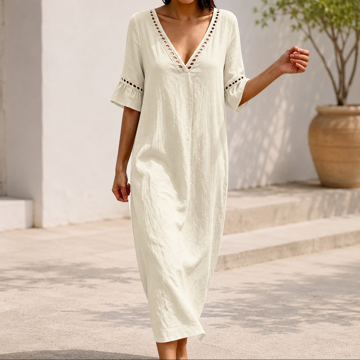 Kleid Alina™ mit V-Ausschnitt, ausgestelltem Schnitt, Volantärmeln und Lochdetails