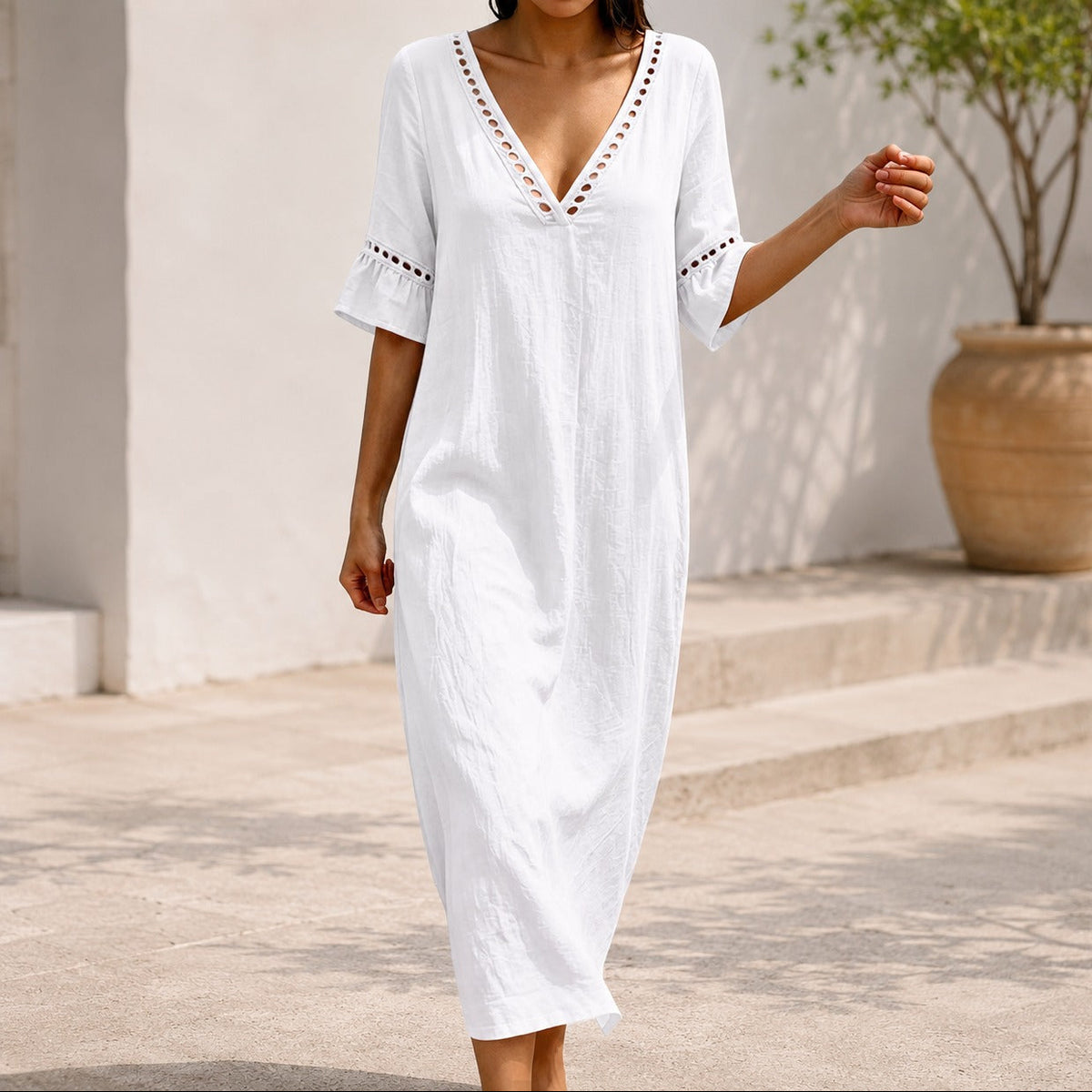 Kleid Alina™ mit V-Ausschnitt, ausgestelltem Schnitt, Volantärmeln und Lochdetails