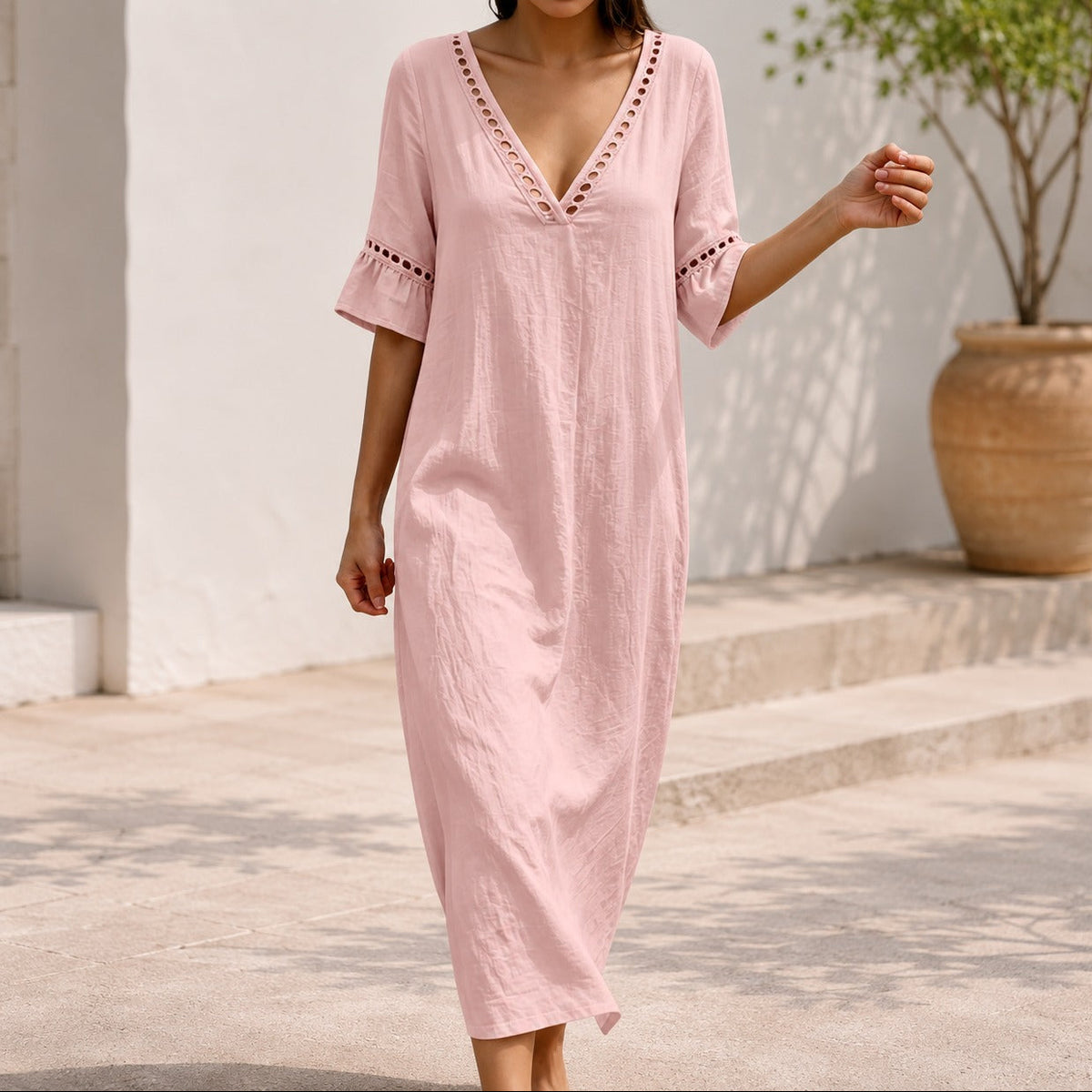 Kleid Alina™ mit V-Ausschnitt, ausgestelltem Schnitt, Volantärmeln und Lochdetails