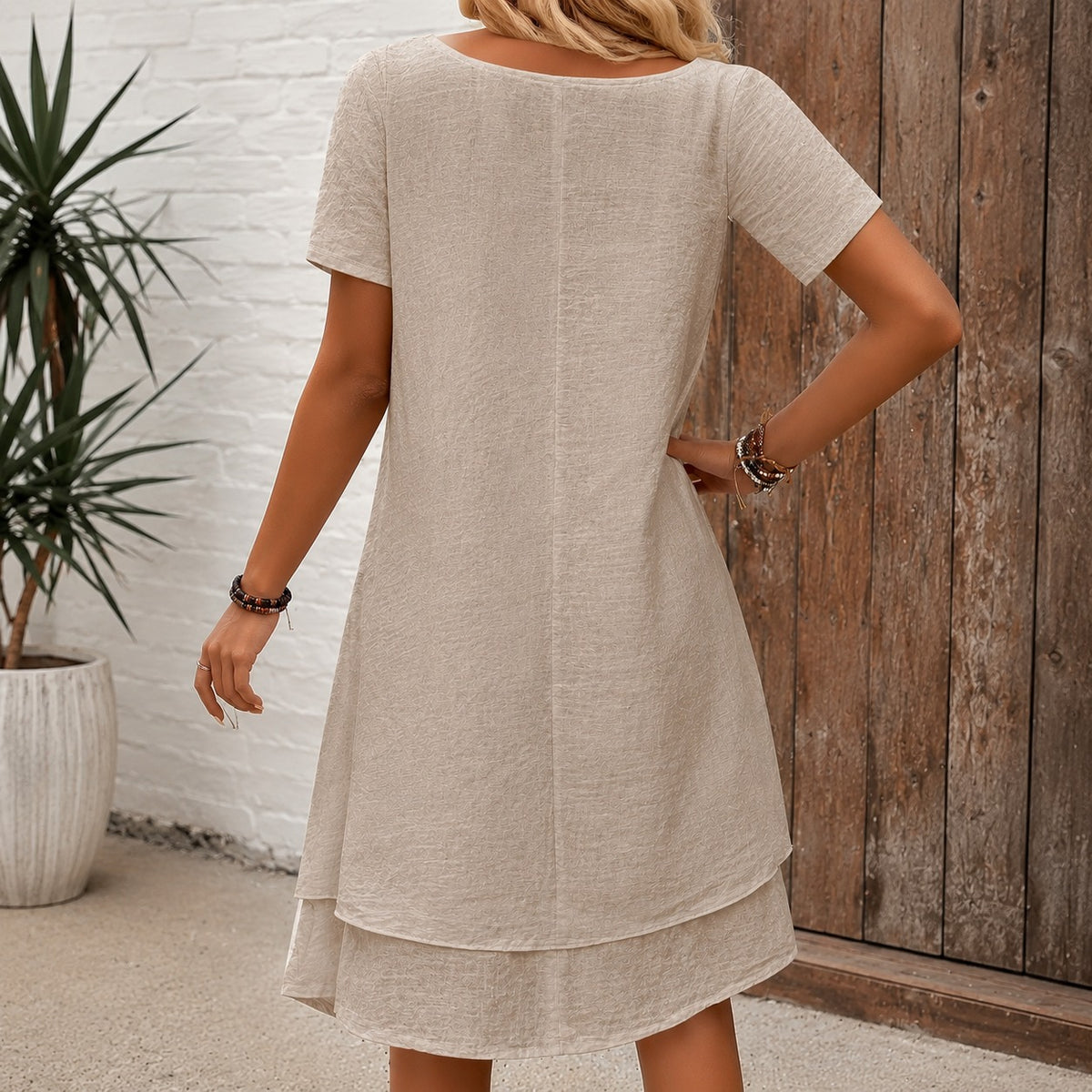 Svea™ Midikleid Mit Elegantem Ausschnitt, Kurzen Ärmeln und Ausgestelltem Lagenrock