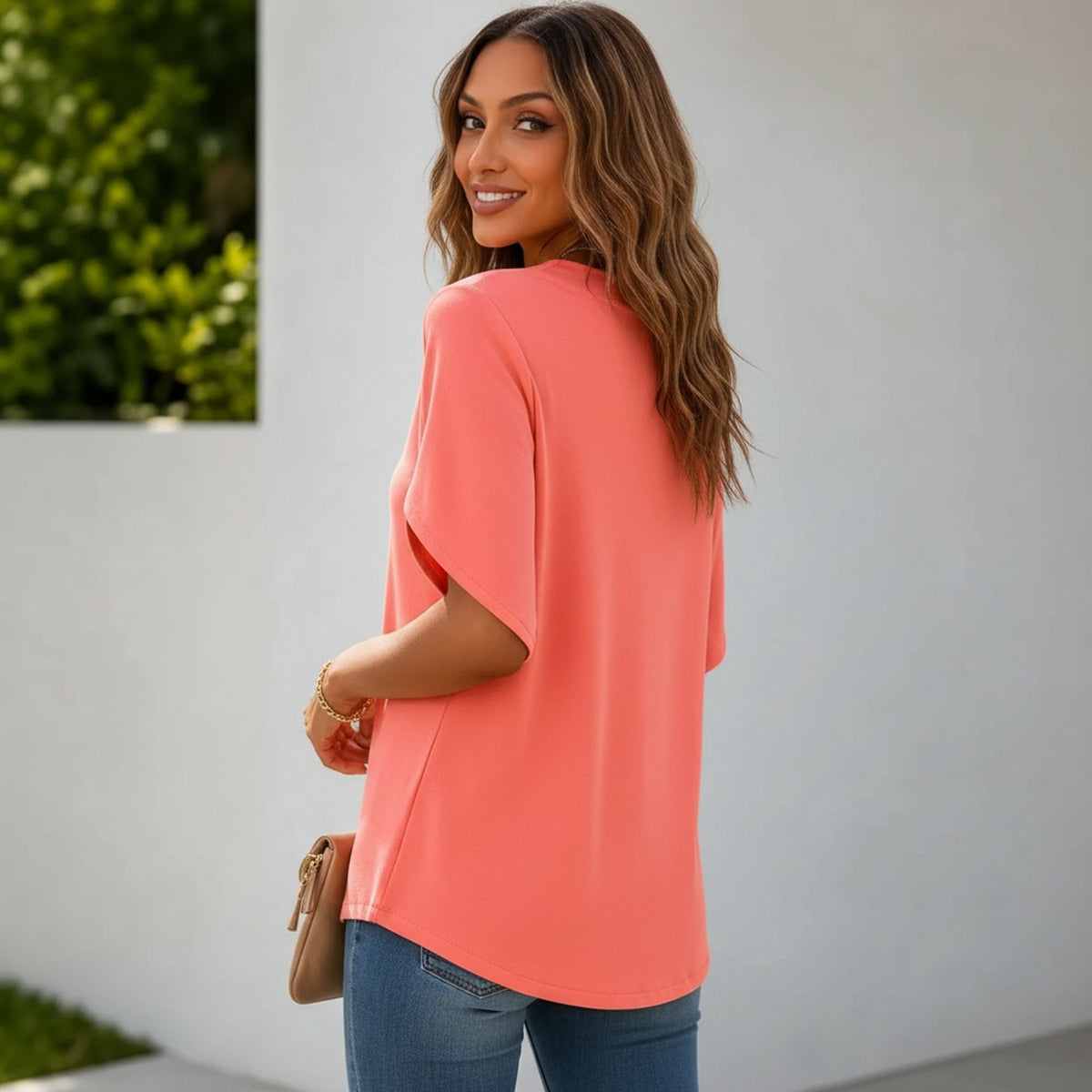 Bluse Arelia™ mit V-Ausschnitt, minimalistischem Design und Ärmeln mit seitlicher Öffnung