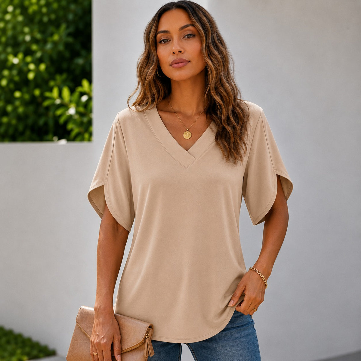 Bluse Arelia™ mit V-Ausschnitt, minimalistischem Design und Ärmeln mit seitlicher Öffnung