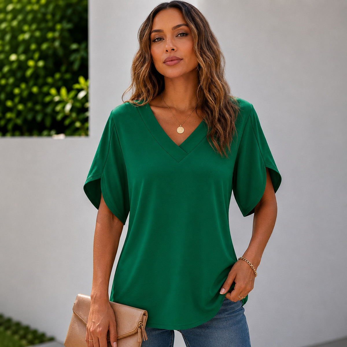 Bluse Arelia™ mit V-Ausschnitt, minimalistischem Design und Ärmeln mit seitlicher Öffnung