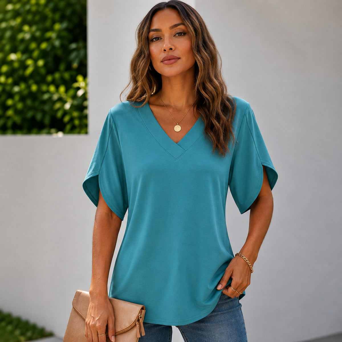 Bluse Arelia™ mit V-Ausschnitt, minimalistischem Design und Ärmeln mit seitlicher Öffnung