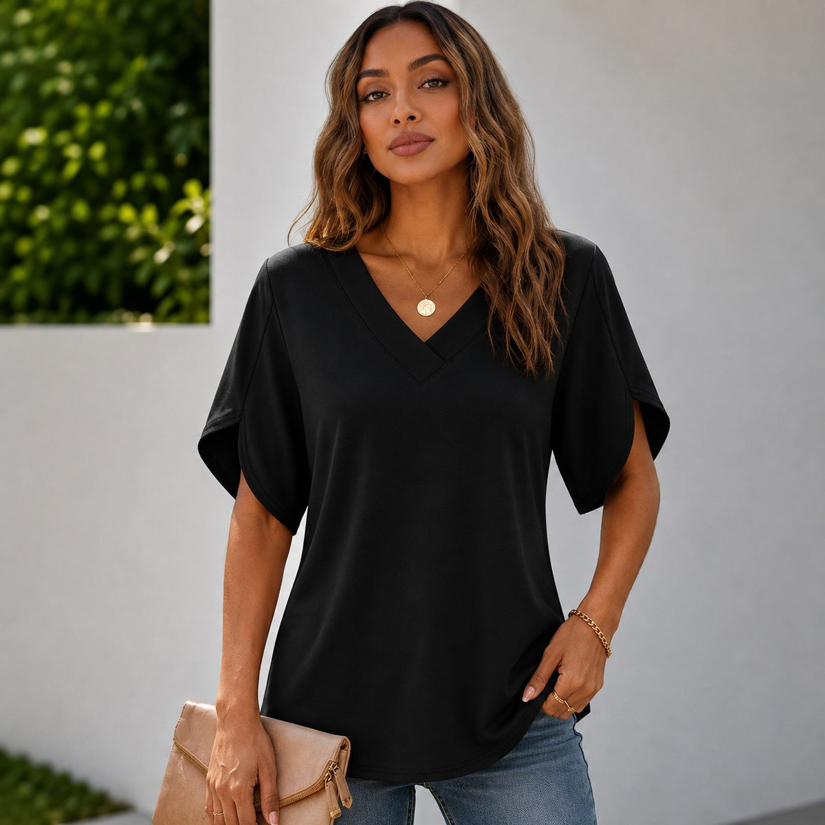 Bluse Arelia™ mit V-Ausschnitt, minimalistischem Design und Ärmeln mit seitlicher Öffnung