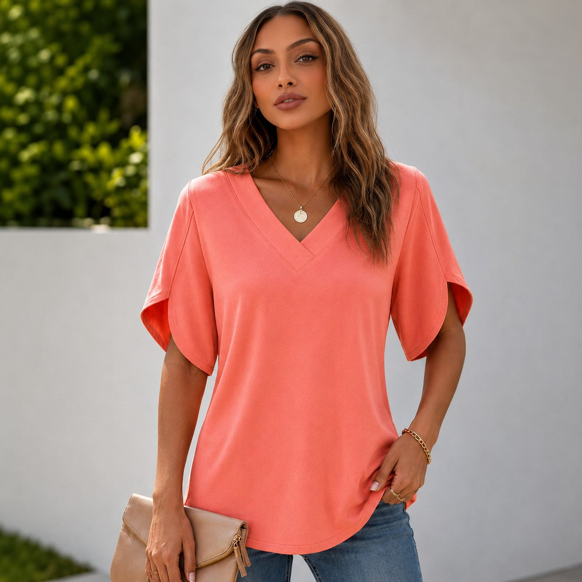 Bluse Arelia™ mit V-Ausschnitt, minimalistischem Design und Ärmeln mit seitlicher Öffnung