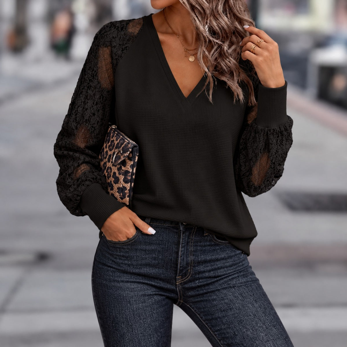 Bluse Alisa™ mit floralen Spitzenärmeln, V-Ausschnitt und Rippbündchen