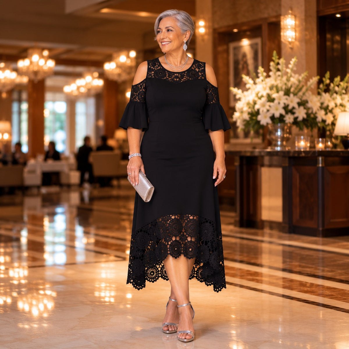 Caterina™ Kleid mit Spitzendetails, Schulter-Cut-outs und asymmetrischem Saum
