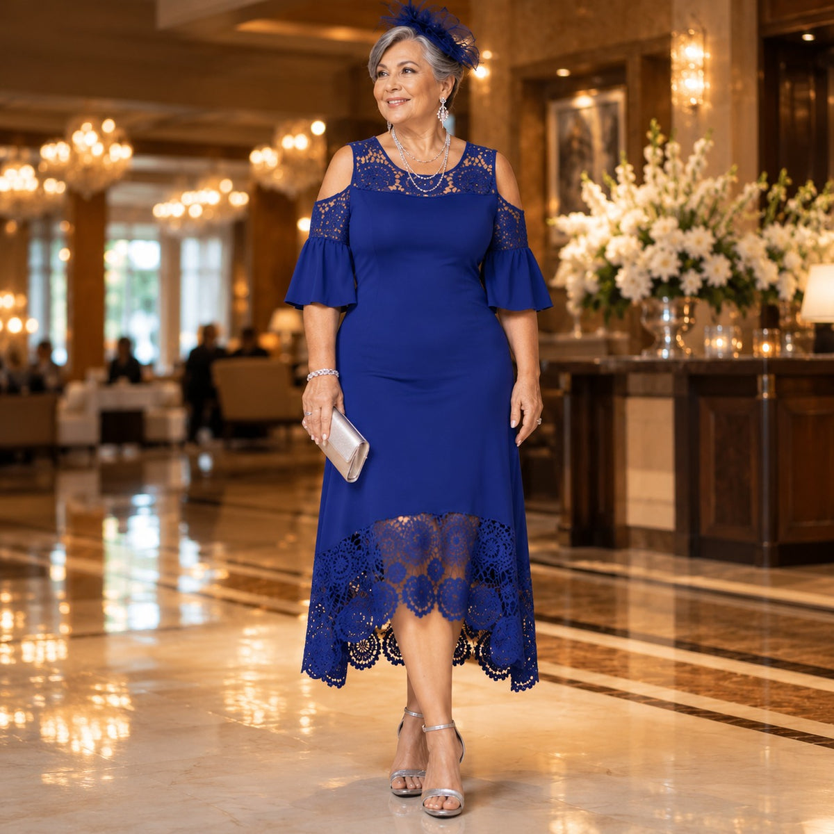 Caterina™ Kleid mit Spitzendetails, Schulter-Cut-outs und asymmetrischem Saum