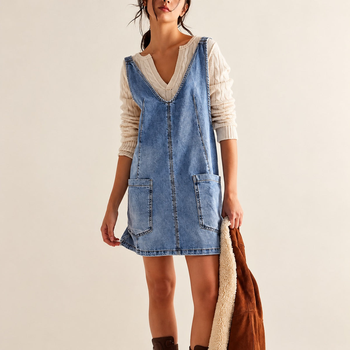 Kleid Tamina™ aus Denim mit offenem Rücken und tiefem V-Ausschnitt