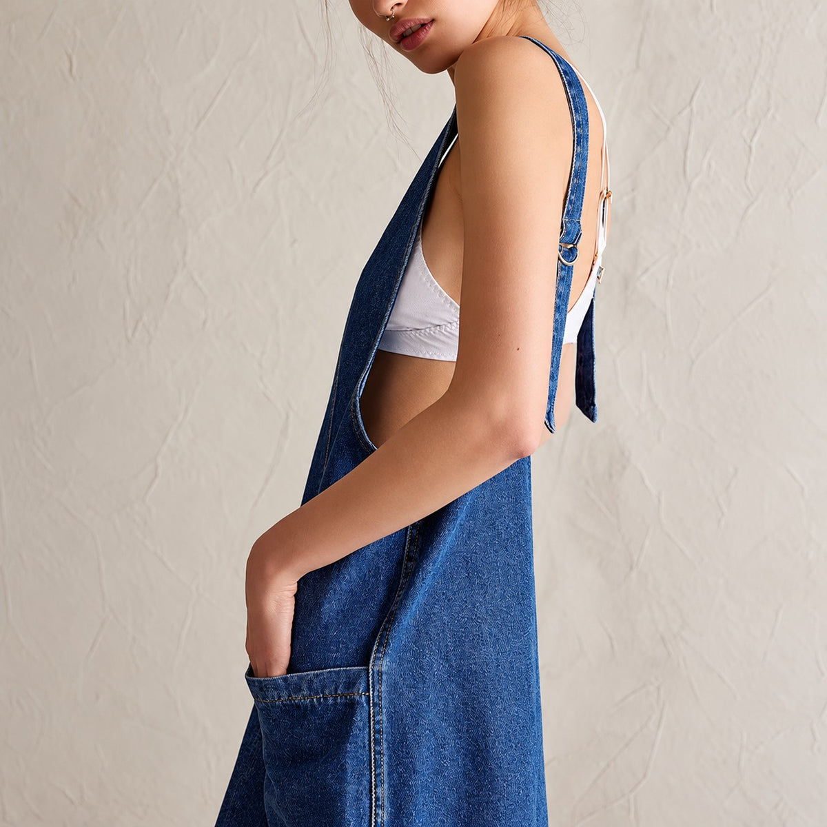 Kleid Tamina™ aus Denim mit offenem Rücken und tiefem V-Ausschnitt