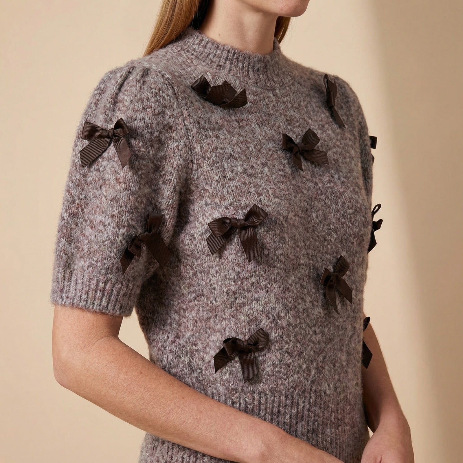 Urban Duchess™ Mit Einem Satinkleid Und Einer Zarten Strickbluse