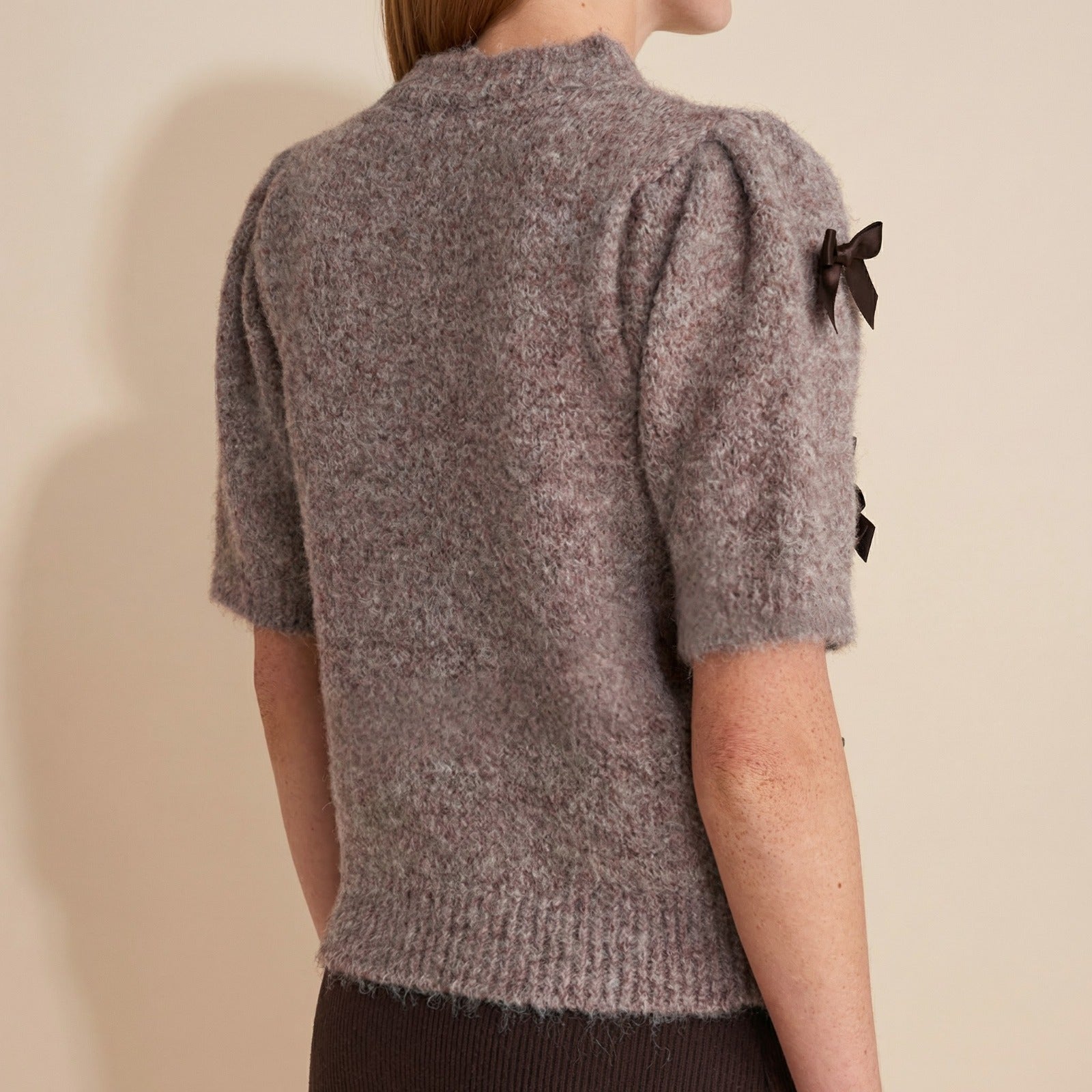 Urban Duchess™ Mit Einem Satinkleid Und Einer Zarten Strickbluse