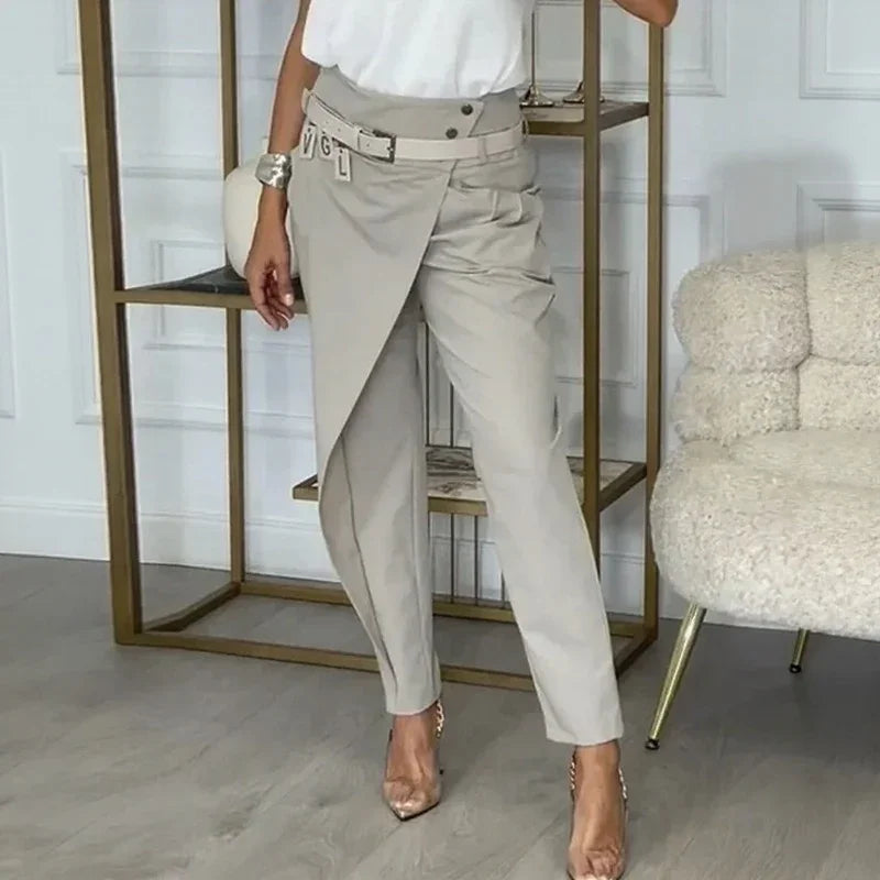 Calista™ Hose mit Asymmetrischem Design und Exklusivem Gürtel