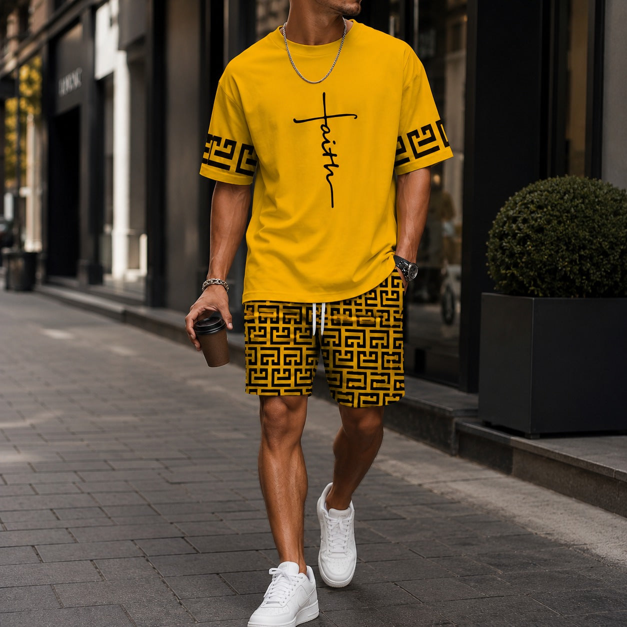 Zweiteiler Roven™ mit oversized T-Shirt und gemusterter Shorts / Moderner Streetwear-Look mit hohem Tragekomfort.