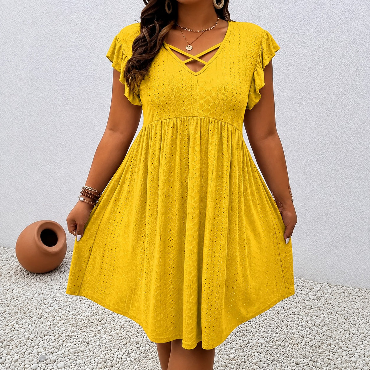Kleid Hanneli™ mit Kreuzdetail, V-Ausschnitt und ausgestelltem Rock