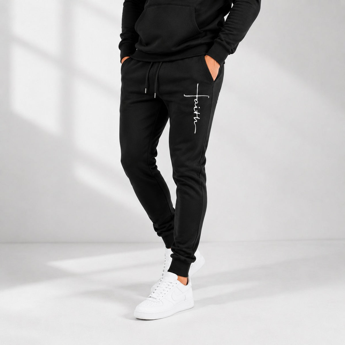 Jorik™ Freizeitset mit Faith-Print, Kapuzenpullover und Jogginghose