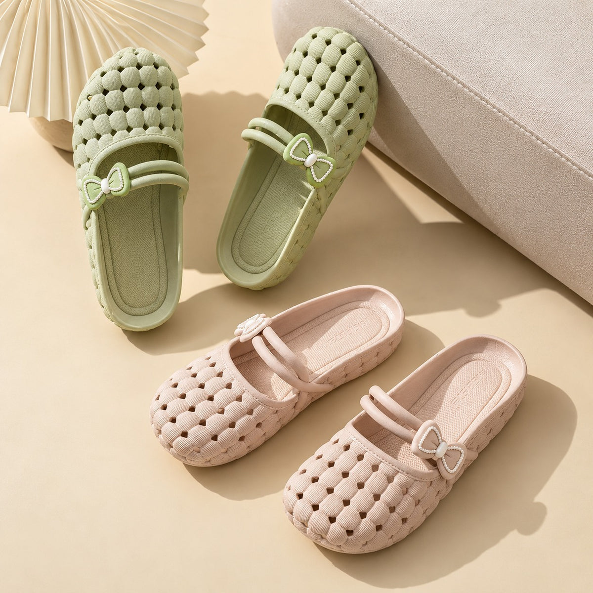 Liv™ flexible Clog-Sandale mit perforiertem Design und zarter Schleife