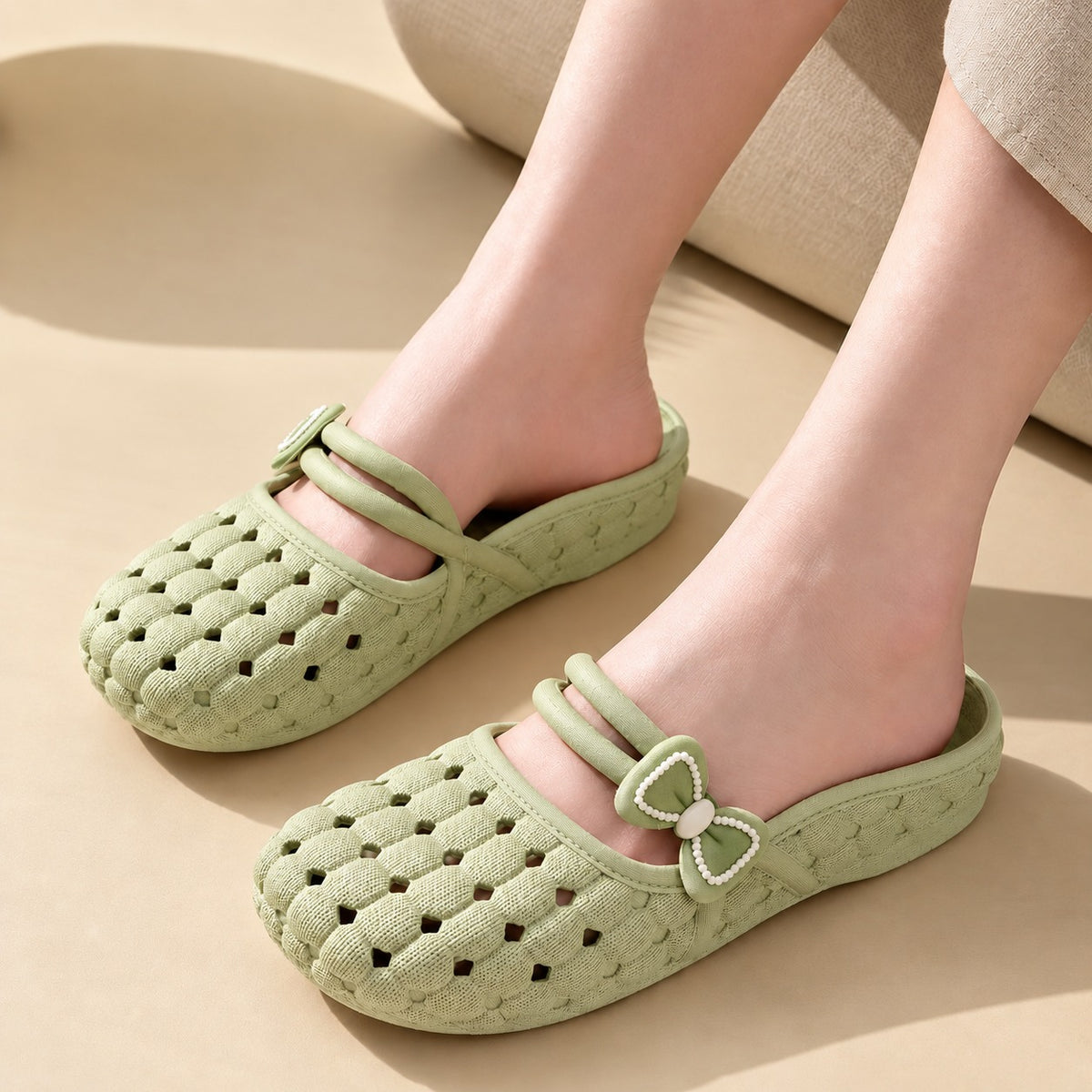 Liv™ flexible Clog-Sandale mit perforiertem Design und zarter Schleife