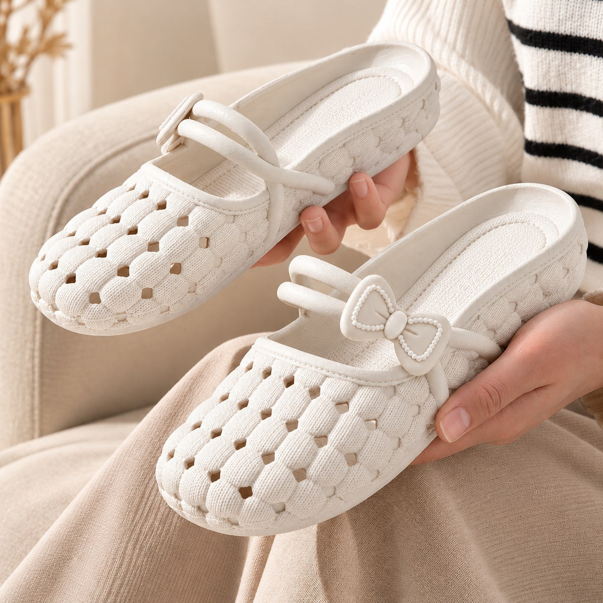 Liv™ flexible Clog-Sandale mit perforiertem Design und zarter Schleife
