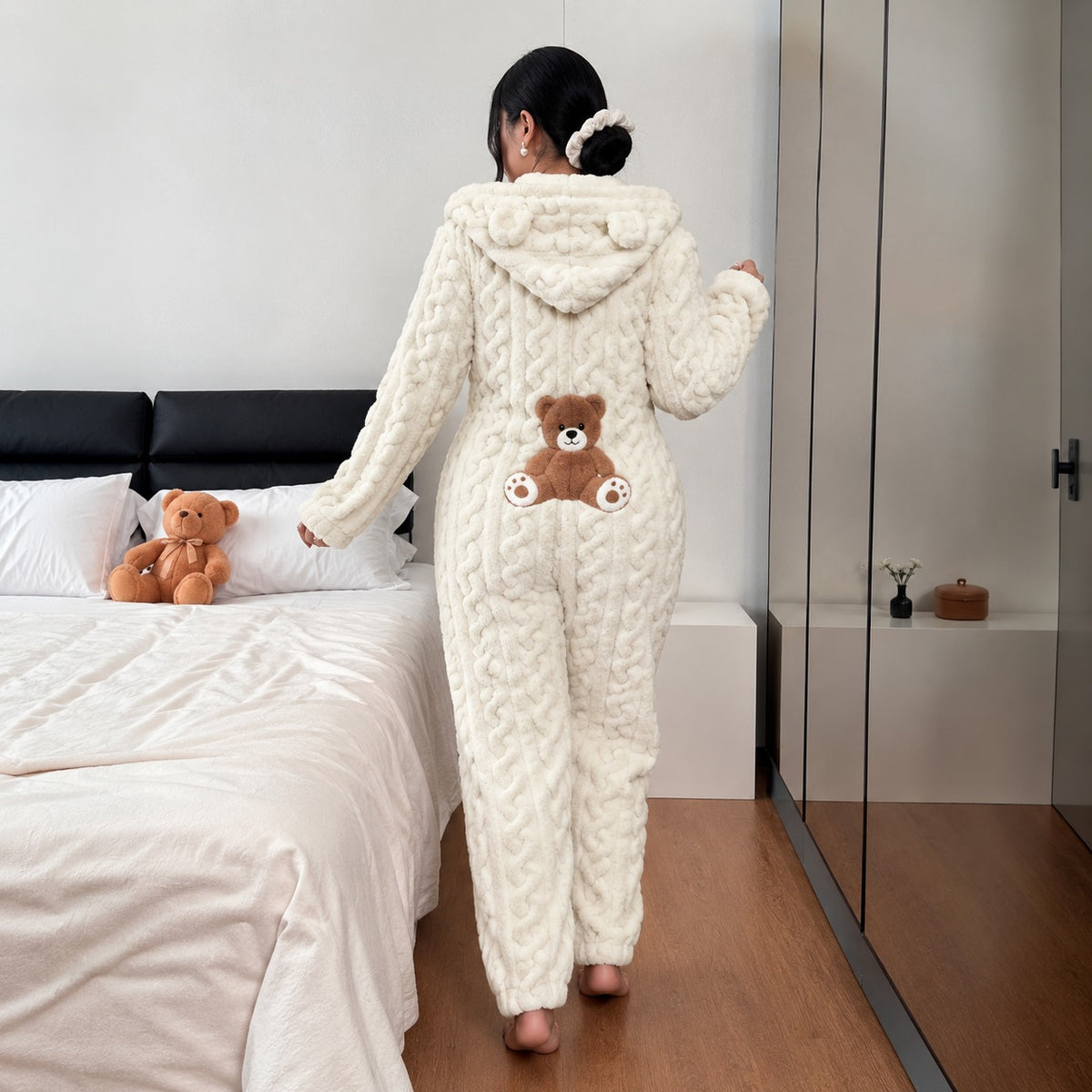 Kuscheloverall Ursina™ mit Ohrenkapuze, flauschiger Struktur und Teddy-Applikation am Rücken